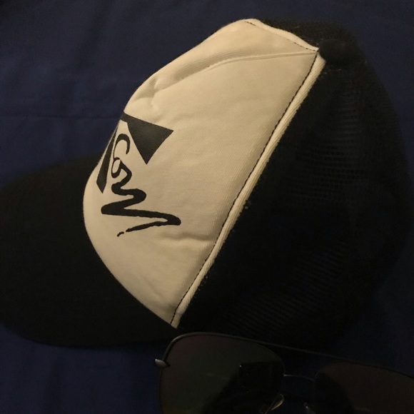 Cute VOLCOM Graphic Logo Trucker Hat! - Picture 3 of 4